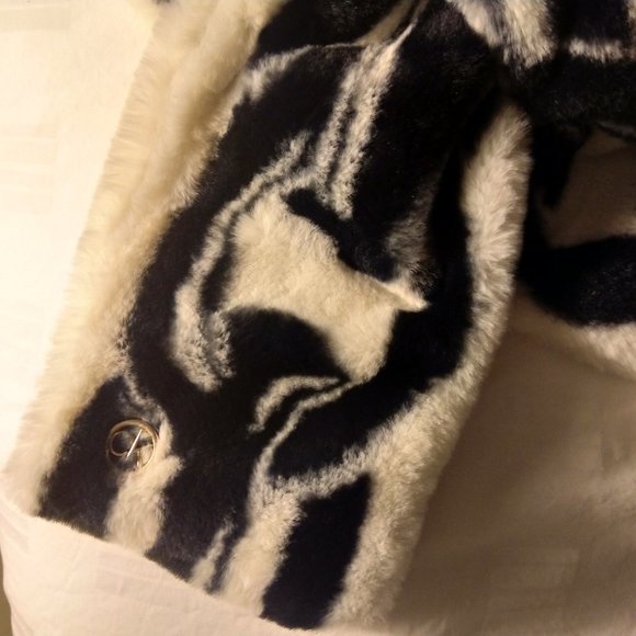 Calvin Klein Faux Fur Scarf *NWT* - Picture 6 of 8